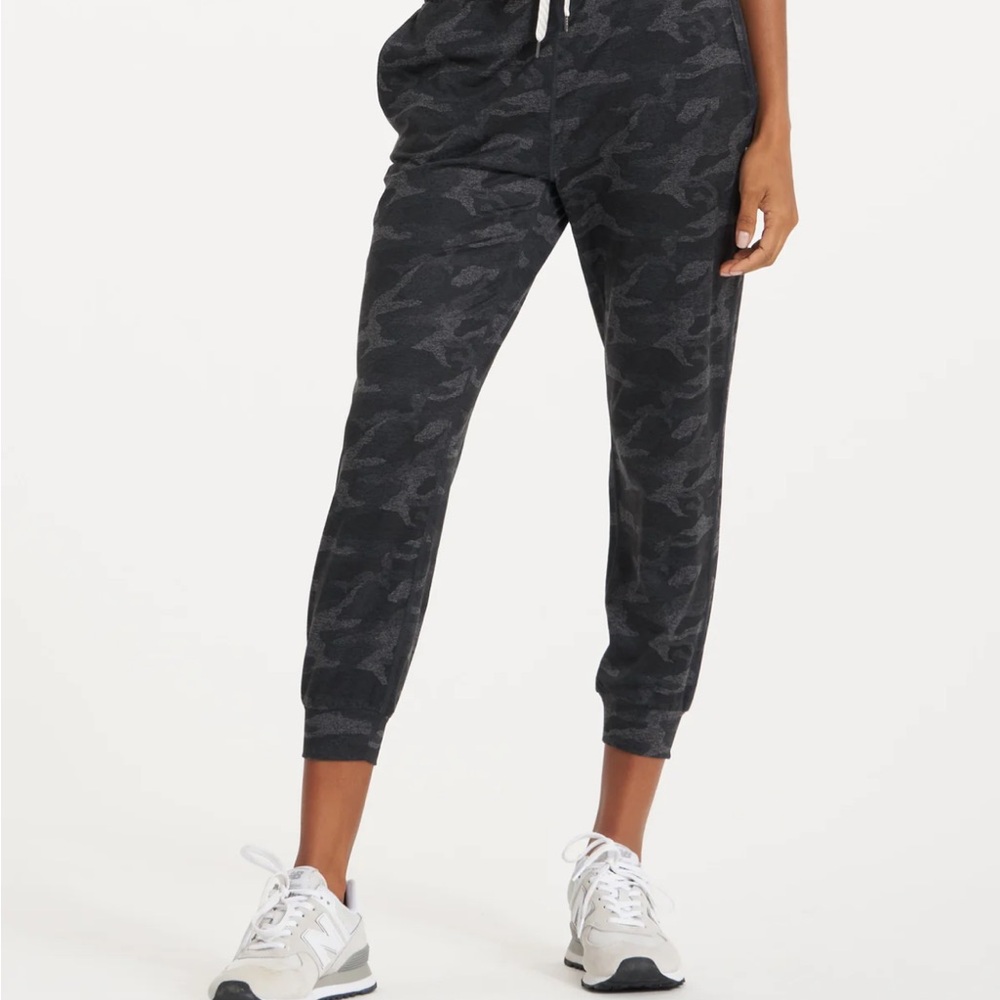 Women's Vuori Black Camo Joggers